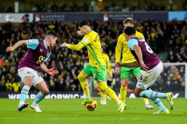 Norwich City 'den Borja Sainz, 15 Aralık 2024' te Norwich City, Norwich Road 'da Burnley' e karşı oynanan Gökyüzü İddia Şampiyonası maçında topu bırakıyor.