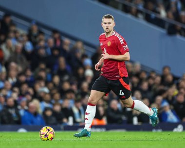 Manchester United takımından Matthijs de Ligt 15 Aralık 2024 tarihinde Etihad Stadyumu 'nda Manchester City ile Manchester United arasında oynanan Premier League maçında topa vuruyor.