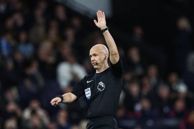 Hakem Anthony Taylor, Manchester City ile Manchester United maçında Etihad Stadyumu 'nda, 15 Aralık 2024