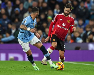 Manchester United 'dan Bruno Fernandes ve Manchester City' den Kyle Walker Premier League maçında Manchester City ile Manchester United arasında 15 Aralık 2024 'te Etihad Stadyumu' nda top mücadelesi verdiler.