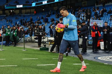 Manchester City 'den Ederson, 15 Aralık 2024' te Etihad Stadyumu 'nda Manchester City ile Manchester United arasındaki Premier League karşılaşması öncesinde maç öncesi ısınma için sahaya çıkıyor.