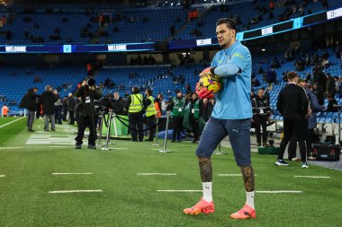 Manchester City 'den Ederson, 15 Aralık 2024' te Etihad Stadyumu 'nda Manchester City ile Manchester United arasındaki Premier League karşılaşması öncesinde maç öncesi ısınma için sahaya çıkıyor.
