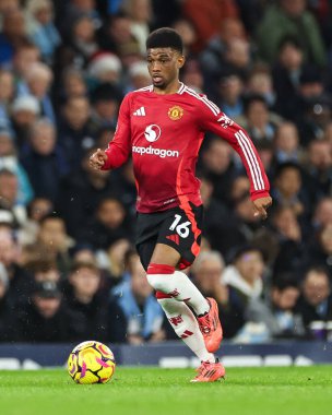 Manchester United takımından Amad Diallo, Manchester City ile Manchester United 'ın 15 Aralık 2024' te Etihad Stadyumu 'nda oynanan Premier League maçında topa vuruyor.