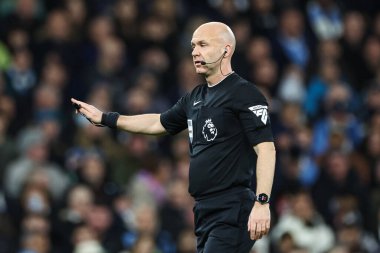 Hakem Anthony Taylor, Manchester City ile Manchester United maçında Etihad Stadyumu 'nda, 15 Aralık 2024