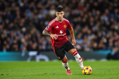 Manchester United takımından Lisandro Martnez, Manchester United ile 15 Aralık 2024 'te Etihad Stadyumu' nda oynanan Premier League maçında topa vuruyor.