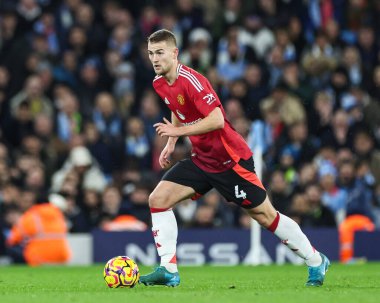 Manchester United takımından Matthijs de Ligt 15 Aralık 2024 tarihinde Etihad Stadyumu 'nda Manchester City ile Manchester United arasında oynanan Premier League maçında topa vuruyor.