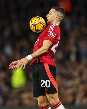Manchester United takımından Diogo Dalot, Manchester United 'ın 15 Aralık 2024 tarihinde Etihad Stadyumu' nda oynadığı Premier League maçında topu kontrol ediyor.