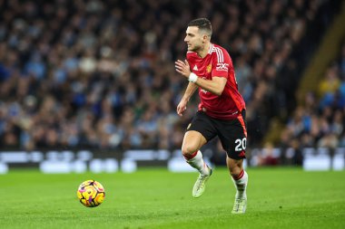 Manchester United takımından Diogo Dalot, Manchester United ile 15 Aralık 2024 'te Etihad Stadyumu' nda oynanan Premier League maçında topa vuruyor.