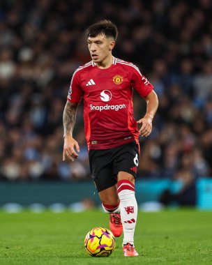 Manchester United takımından Lisandro Martnez, Manchester United ile 15 Aralık 2024 'te Etihad Stadyumu' nda oynanan Premier League maçında topa vuruyor.