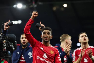 Manchester United takımından Amad Diallo, Manchester City ile Manchester United maçında 15 Aralık 2024 'te Etihad Stadyumu' nda kazandığı galibiyeti kutluyor.