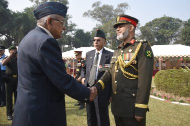 Bangladeşli delegasyon ve Hint Ordusu, 16 Aralık 2022 'de Hindistan, Kolkata' da Zafer Günü 'nde şehit sütununda el sıkıştı.. 