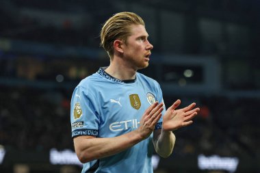 Manchester City 'den Kevin De Bruyne, 15 Aralık 2024' te Etihad Stadyumu 'nda Manchester City ile Manchester United arasındaki Premier League maçında taraftarları alkışlıyor.