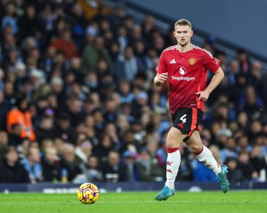 Manchester United takımından Matthijs de Ligt 15 Aralık 2024 tarihinde Etihad Stadyumu 'nda Manchester City ile Manchester United arasında oynanan Premier League maçında topa vuruyor.
