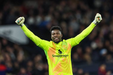 Manchester United takımından Andr Onana, Manchester City 'nin Manchester United' a karşı oynadığı 15 Aralık 2024 tarihinde Etihad Stadyumu 'ndaki Premier League maçında yan golünü kutluyor.