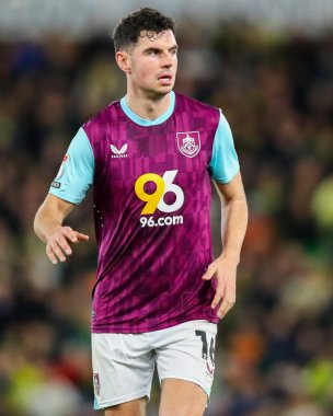 Burnley takımından John Egan, 15 Aralık 2024 'te Norwich City, Norwich Road, Norwich Road, İngiltere' de Burnley 'e karşı oynadığı Sky Bet Şampiyonası maçında görev başında.