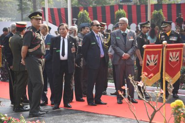 Kolkata, Hindistan, Cuma, 16 Aralık 2022 'de Zafer Günü' nde şehitler birliğinin tabanında bulunan Bangladeşli heyet.. 