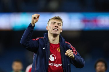 Manchester United takımından Rasmus Hjlund, Manchester City ile Manchester United maçında 15 Aralık 2024 'te Etihad Stadyumu' nda kazandığı galibiyeti kutluyor.