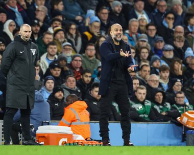 Manchester City 'nin Pep Guardiola teknik direktörü, Manchester City' nin Manchester United 'a karşı 15 Aralık 2024 tarihinde Etihad Stadyumu' nda oynadığı Premier League maçında takım talimatlarını verir.