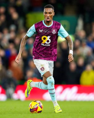 Burnley 'den Jaidon Anthony, 15 Aralık 2024' te Norwich City, Norwich Road, Norwich Road 'da Burnley' e karşı oynanan Gökyüzü İddia Şampiyonası maçında topla koşuyor.