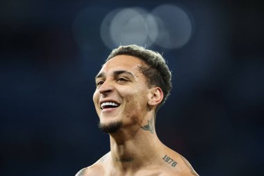 Manchester United takımından Antony, Manchester City ile Manchester United maçında 15 Aralık 2024 'te Etihad Stadyumu' nda kazandığı galibiyeti kutluyor.