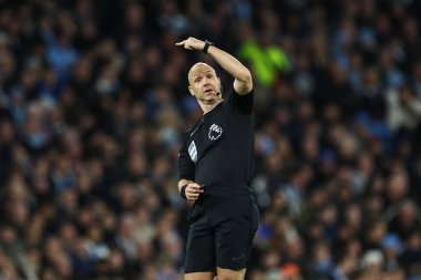 Hakem Anthony Taylor, Manchester City ile Manchester United maçında Etihad Stadyumu 'nda, 15 Aralık 2024