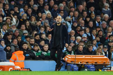 Manchester City 'nin Pep Guardiola teknik direktörü, Manchester City' nin Manchester United 'a karşı 15 Aralık 2024 tarihinde Etihad Stadyumu' nda oynadığı Premier League maçında takım talimatlarını verir.