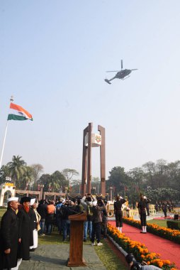 Hindistan Ordusu helikopterleri, 16 Aralık 2024 'te Kolkata' da Hindistan Ordusu Doğu Komutanlığı 'nın Fort William' daki Vijay Diwas (Zafer Günü) kutlamaları sırasında Vijay Smarak anıtının yanından geçerken çiçek yaprakları bırakıyor.. 
