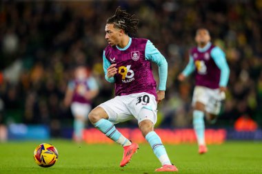 Burnley takımından Luca Koleosho, 15 Aralık 2024 'te Norwich City, Norwich Road' da Burnley 'e karşı oynadığı Sky Bet Şampiyonası maçında topla koşuyor.