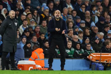 Manchester City 'nin Pep Guardiola teknik direktörü, Manchester City' nin Manchester United 'a karşı 15 Aralık 2024 tarihinde Etihad Stadyumu' nda oynadığı Premier League maçında takım talimatlarını verir.