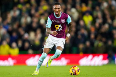 Burnley 'den Jaidon Anthony, 15 Aralık 2024' te Norwich City, Norwich Road, Norwich Road 'da Burnley' e karşı oynanan Gökyüzü İddia Şampiyonası maçında topla koşuyor.