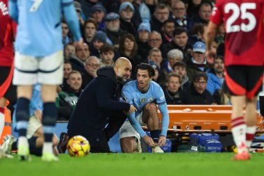 Manchester City 'nin Pep Guardiola teknik direktörü Manchester City ile Manchester United arasındaki Premier League maçına gitmeden önce Manchester City' den Jack Grealish 'e talimat veriyor.