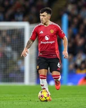 Manchester United takımından Lisandro Martnez, Manchester United ile 15 Aralık 2024 'te Etihad Stadyumu' nda oynanan Premier League maçında topa vuruyor.