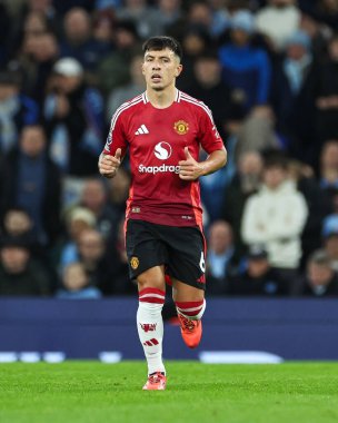 Manchester United 'ın Manchester United' a karşı oynadığı Premier League maçında Lisandro Martnez, Etihad Stadyumu, Manchester, İngiltere, 15 Aralık 2024
