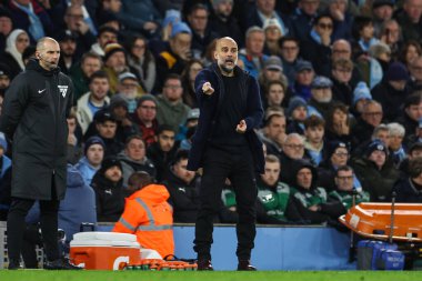 Manchester City 'nin Pep Guardiola teknik direktörü, Manchester City' nin Manchester United 'a karşı 15 Aralık 2024 tarihinde Etihad Stadyumu' nda oynadığı Premier League maçında takım talimatlarını verir.