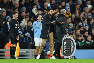 Manchester United takımının Ruben Amorim Menajeri, Manchester City 'nin Manchester United' a karşı 15 Aralık 2024 'te Etihad Stadyumu' nda oynadığı Premier League maçında takım talimatlarını veriyor.