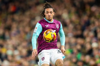 Burnley takımından Luca Koleosho, 15 Aralık 2024 'te Norwich City, Norwich Road' da Burnley 'e karşı oynadığı Sky Bet Şampiyonası maçında topla koşuyor.