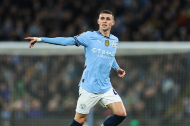Manchester City 'den Phil Foden, Premier League maçında takım talimatlarını veriyor Manchester City, Manchester United' a karşı Etihad Stadyumu 'nda, 15 Aralık 2024