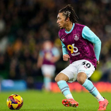 Burnley takımından Luca Koleosho, 15 Aralık 2024 'te Norwich City, Norwich Road' da Burnley 'e karşı oynadığı Sky Bet Şampiyonası maçında topla koşuyor.