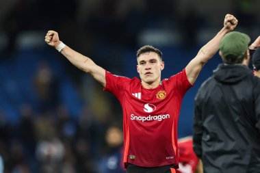 Manchester United takımından Manuel Ugarte 15 Aralık 2024 tarihinde Etihad Stadyumu 'nda Manchester City ile Manchester United arasındaki Premier League maçında kazandığı galibiyeti kutluyor.