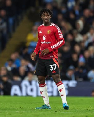 Manchester United 'ın Manchester City ile Manchester United maçında Kobbie Mainoo, Etihad Stadyumu' nda, 15 Aralık 2024