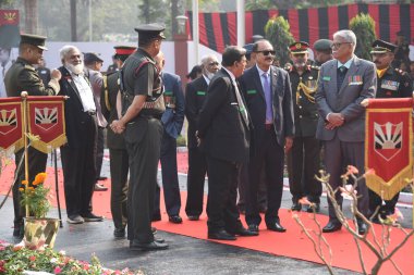  Kolkata, Hindistan 'da Zafer Günü' nde, 16 Aralık 2022 'de şehitler birliğinin tabanında bulunan Bangladeş delegasyonu. Vijay Diwas, 1971 Bangladeş savaşı sırasında Pakistan 'a karşı kazanılan zaferin anısına her yıl 16 Aralık' ta kutlanır. Fotoğraflar: Deba