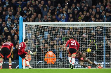 Manchester United takımından Bruno Fernandes, Manchester United ile 15 Aralık 2024 'te Etihad Stadyumu' nda oynanan Premier League maçında 1-1 öne geçmek için penaltı aldı.