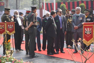  Kolkata, Hindistan 'da Zafer Günü' nde, 16 Aralık 2024 'te şehitler birliğinin tabanında bulunan Bangladeş delegasyonu. Vijay Diwas, 1971 Bangladeş savaşı sırasında Pakistan 'a karşı kazanılan zaferin anısına her yıl 16 Aralık' ta kutlanır. Fotoğraflar: Deba