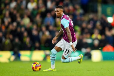 Burnley 'den Jaidon Anthony, 15 Aralık 2024' te Norwich City, Norwich Road, Norwich Road 'da Burnley' e karşı oynanan Gökyüzü İddia Şampiyonası maçında topla koşuyor.