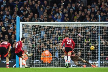 Manchester United takımından Bruno Fernandes, Manchester United ile 15 Aralık 2024 'te Etihad Stadyumu' nda oynanan Premier League maçında 1-1 öne geçmek için penaltı aldı.