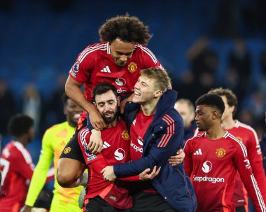Manchester United takımından Bruno Fernandes, Rasmus Hjlund ve Joshua Zirkzee, Manchester City 'nin Manchester United' a karşı 15 Aralık 2024 'te Etihad Stadyumu' nda oynadığı Premier League maçında zaferi kutluyorlar.