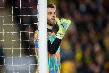 Norwich City 'den Angus Gunn, 15 Aralık 2024' te Norwich City, Norwich Road 'da Burnley' e karşı oynanan Gökyüzü İddia Şampiyonası maçında takım talimatlarını veriyor.