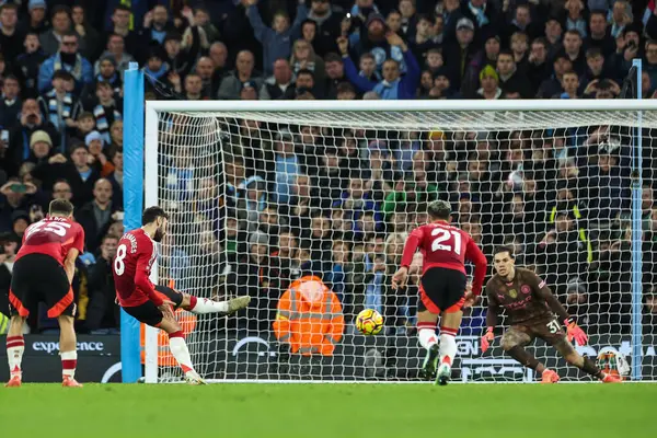 Manchester United takımından Bruno Fernandes, Manchester United ile 15 Aralık 2024 'te Etihad Stadyumu' nda oynanan Premier League maçında 1-1 öne geçmek için penaltı aldı.