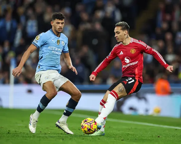 Manchester United 'dan Antony ve Manchester City' den Matheus Nunes Premier League maçında Manchester City ile Manchester United arasında 15 Aralık 2024 'te Etihad Stadyumu' nda oynanan karşılaşmada top için mücadele ettiler.