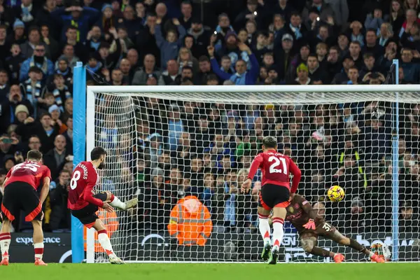 Manchester United takımından Bruno Fernandes, Manchester United ile 15 Aralık 2024 'te Etihad Stadyumu' nda oynanan Premier League maçında 1-1 öne geçmek için penaltı aldı.